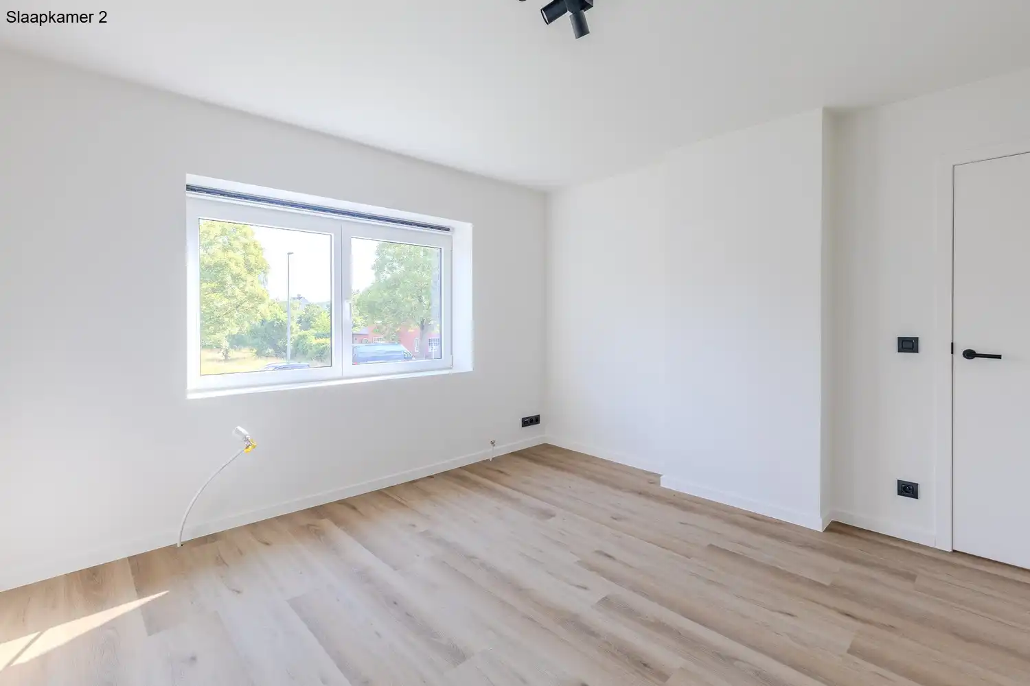 Volledig gerenoveerde huurwoning met drie slaapkamers en ruime tuin op toplocatie in Rekem foto 26