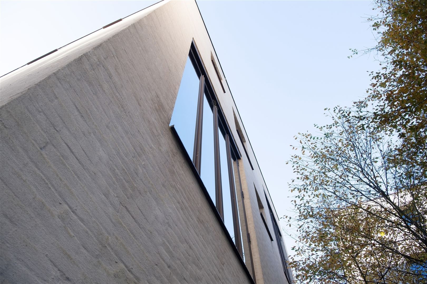 LICHTOVERGOTEN LOFT OP DE BOVENSTE VERDIEPING INGERICHT ALS KANTOOR OP DE KANAALSITE VAN AXEL VERVOORDT foto 23