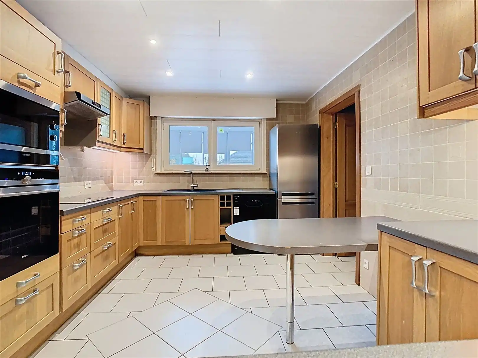 RUIME VILLA MET 4 SLPK EN MOOIE TUIN foto 6