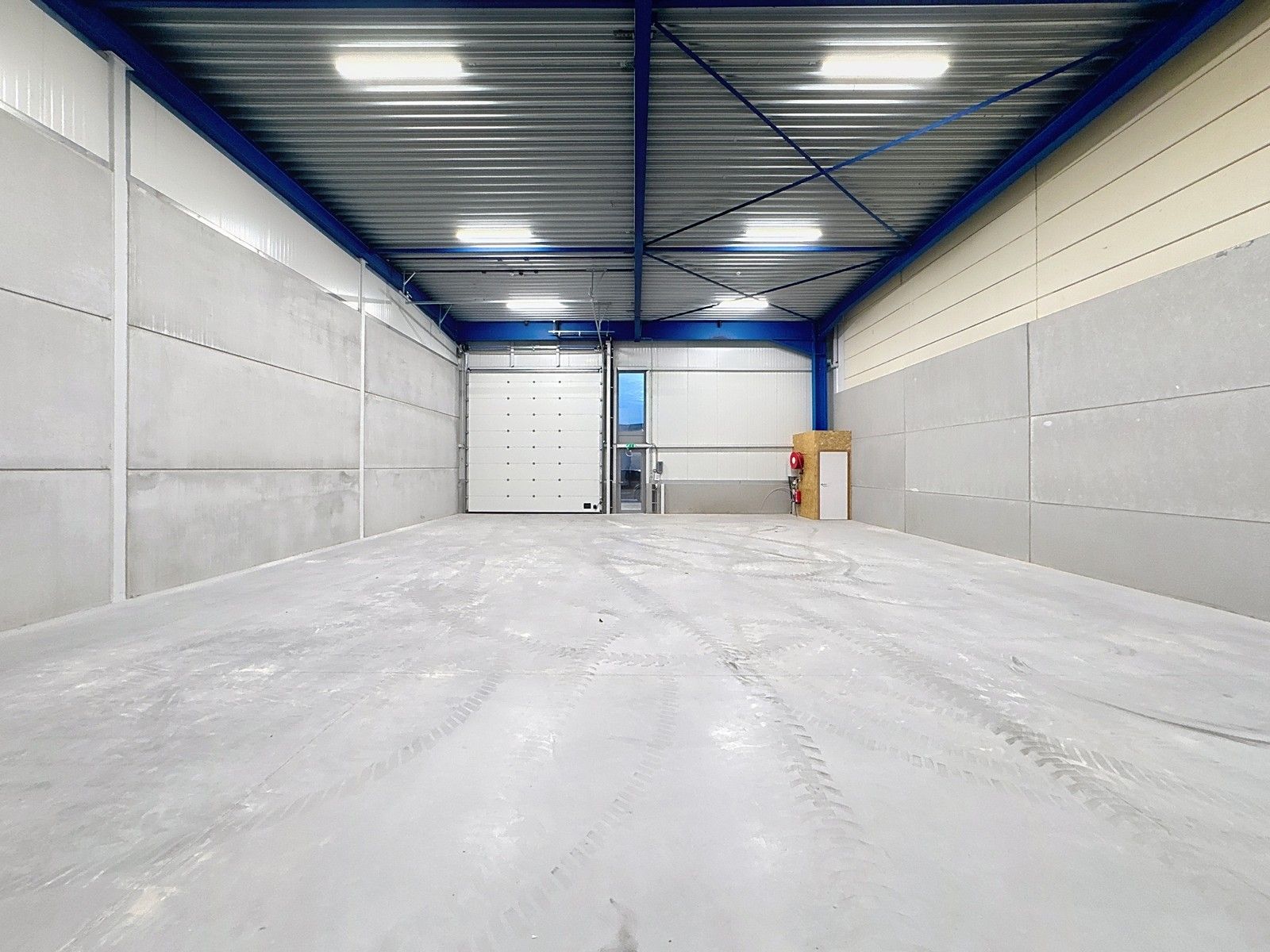 NB KMO-UNIT (232,45m²) met elektrische sectionaalpoort en sanitair blok te huur op industriezone "Herdersbrug" te 8000 Brugge foto 4