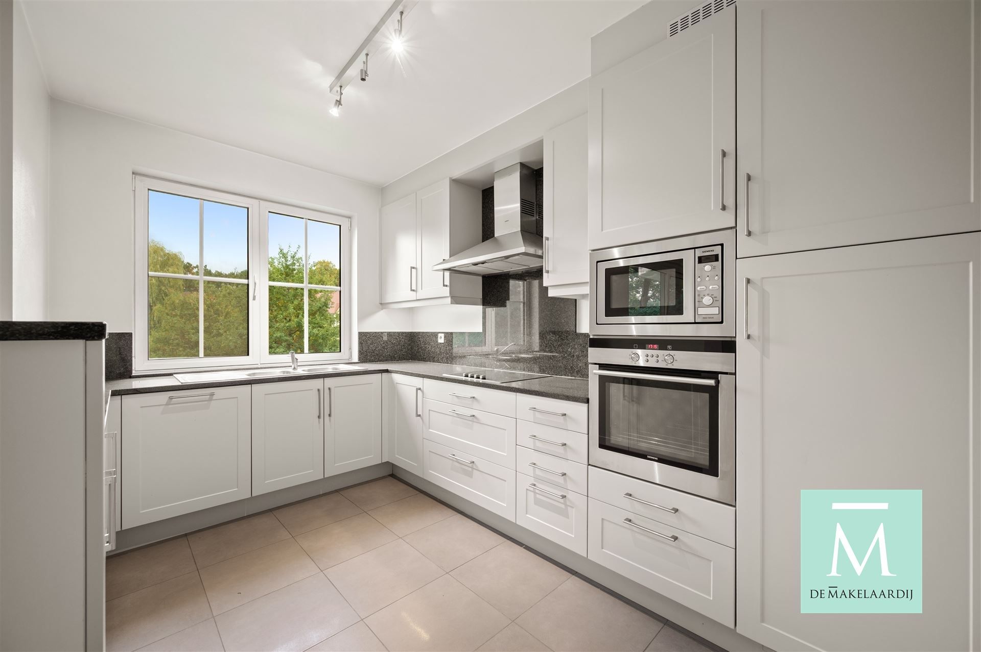 Mooi appartement met autostaanplaats en berging, gelegen in een afgesloten parkdomein foto 9