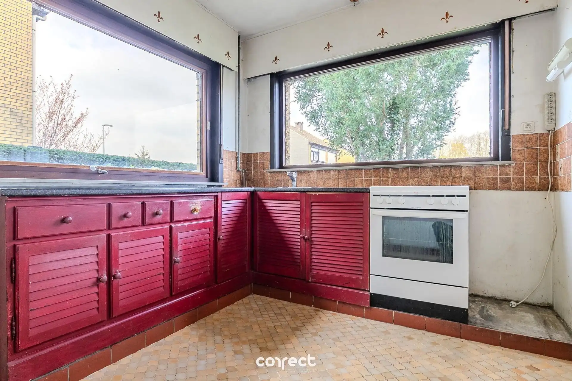 Halfopen bebouwing met 3 slaapkamers, oprit, en zonnige tuin. foto 3