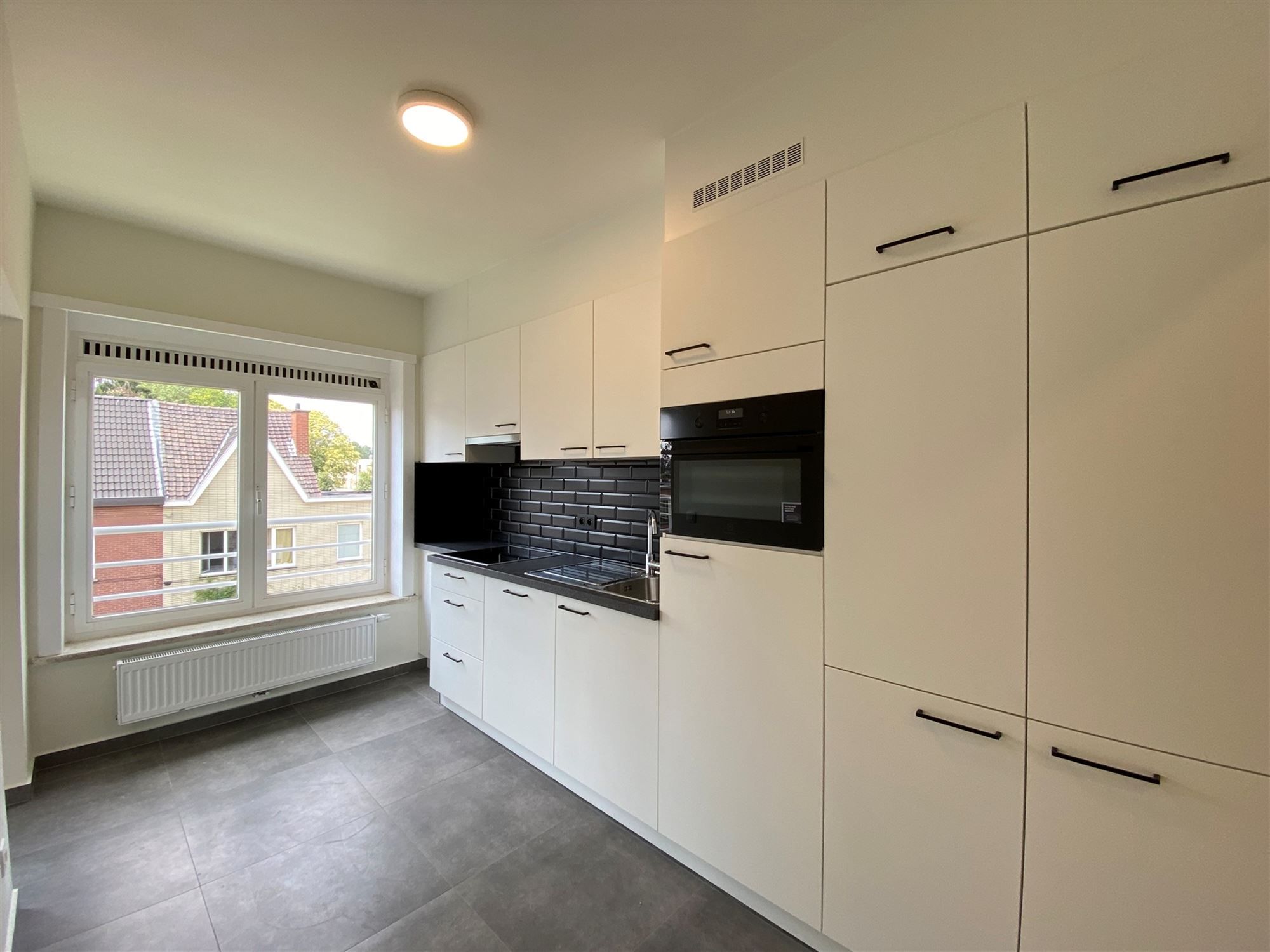 Gerenoveerd appartement met garagebox te Wondelgem  foto 4
