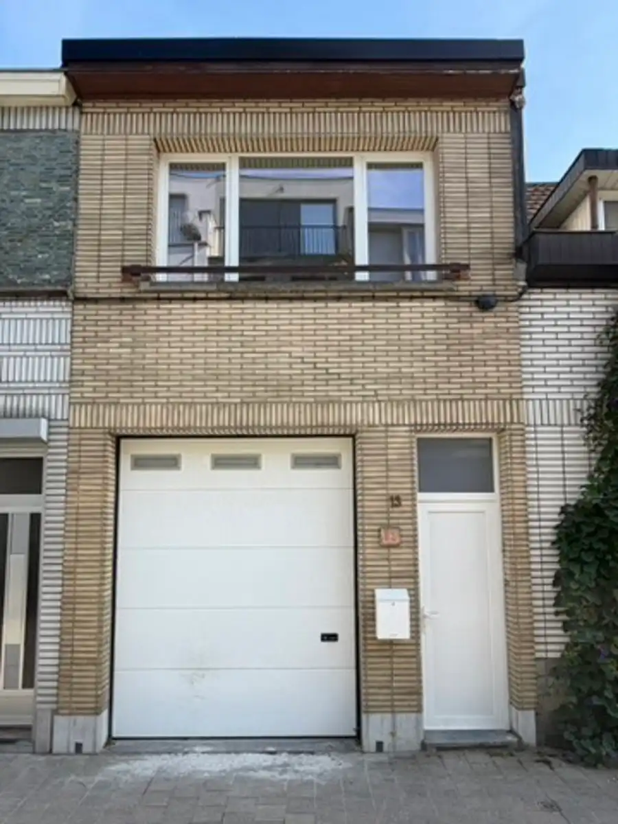 Een frisse start in een huis met karakter, tuin én garage! foto {{pictureIndex}}