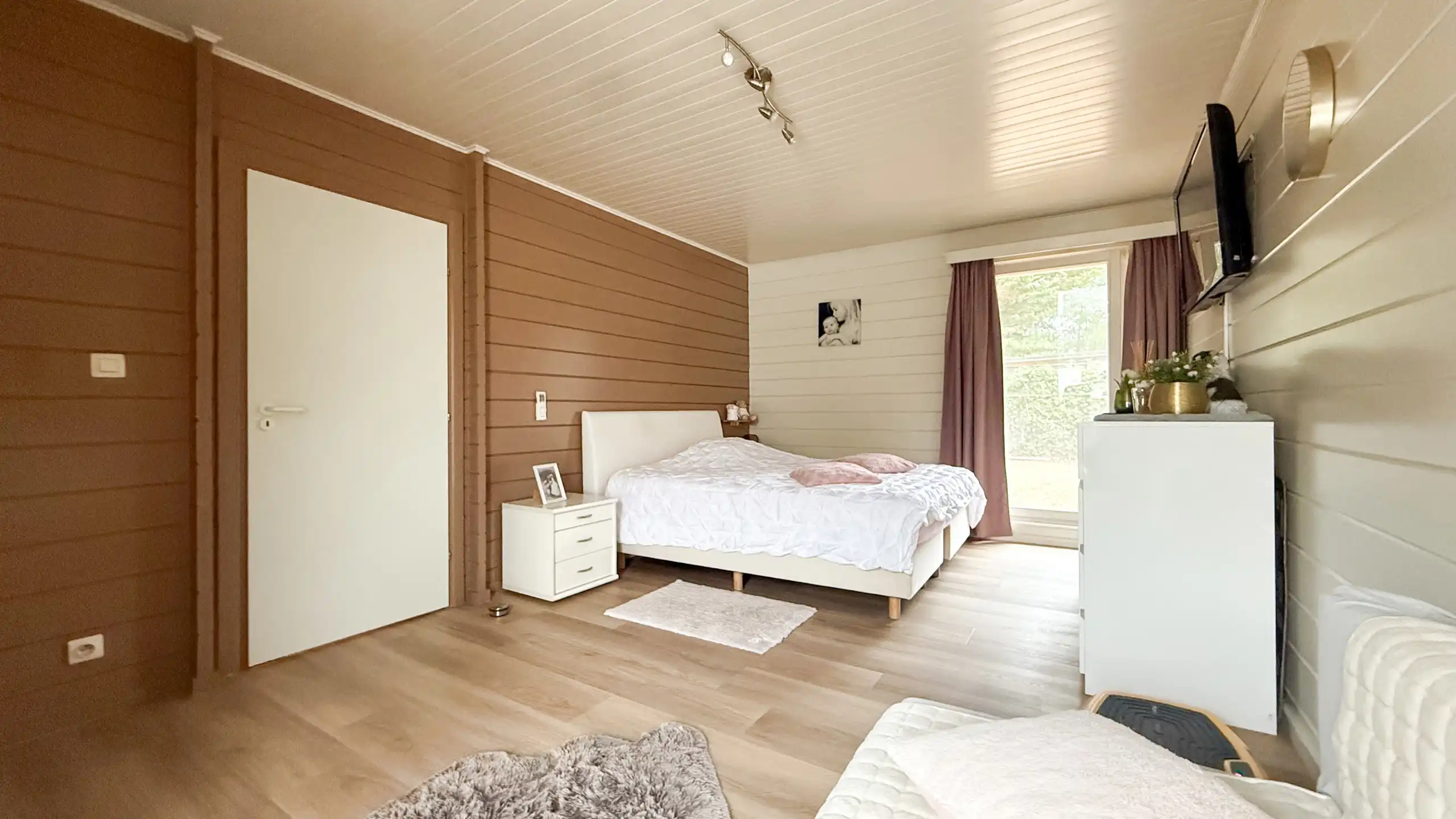 Gelijkvloerse woning met ruim magazijn en zwembad! foto 24