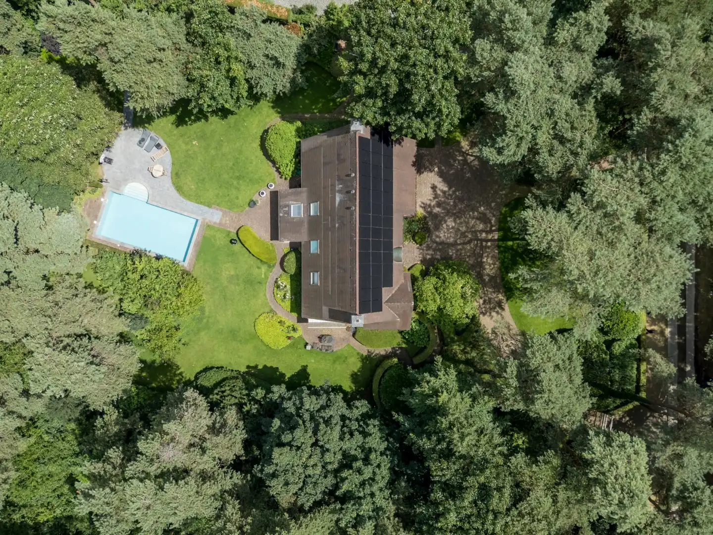 Prachtige villa met ruime tuin, zwembad en dubbele garage in Mol-Wezel ! foto 3