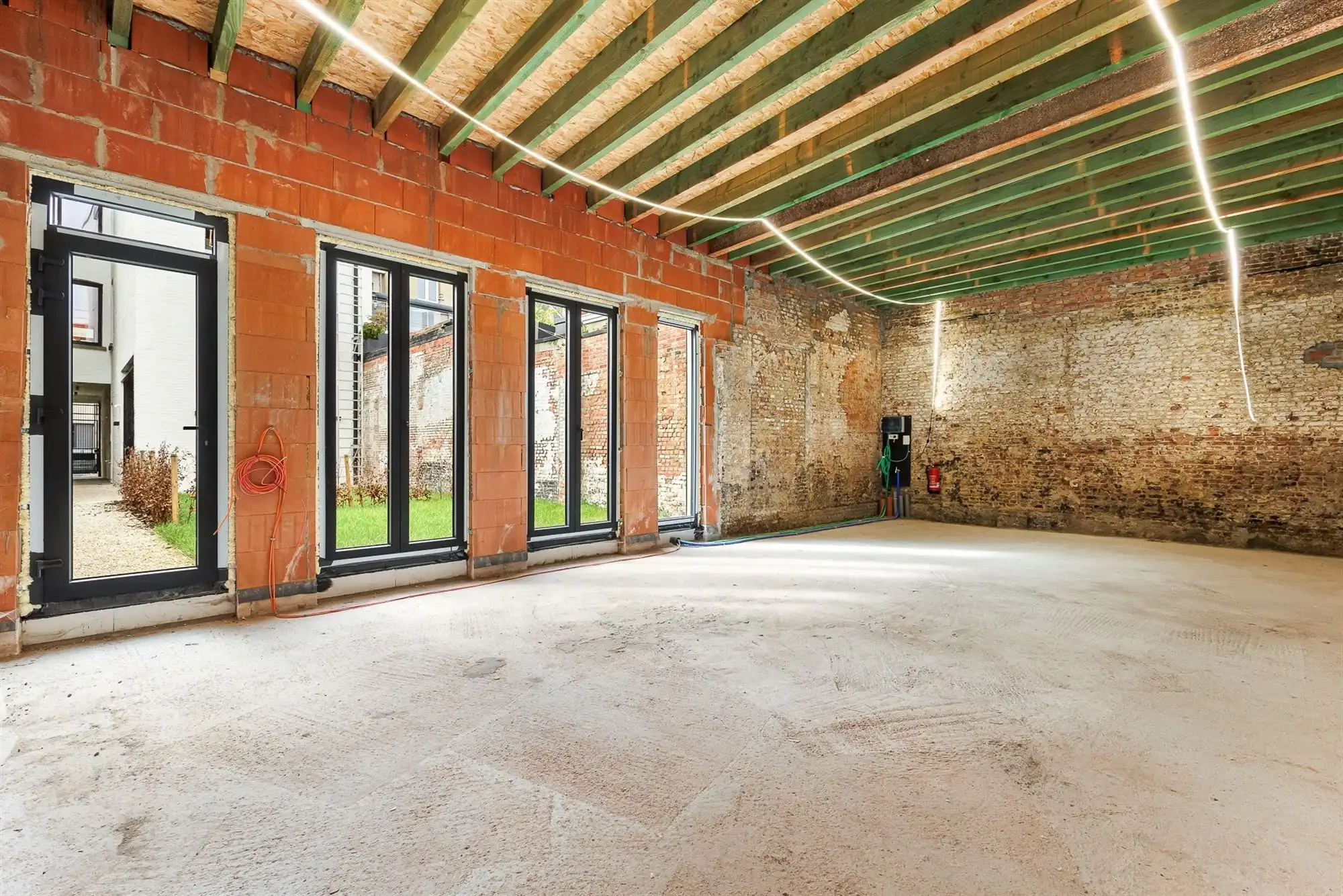 Centraal gelegen casco ruimte met privatieve tuin.  foto 8