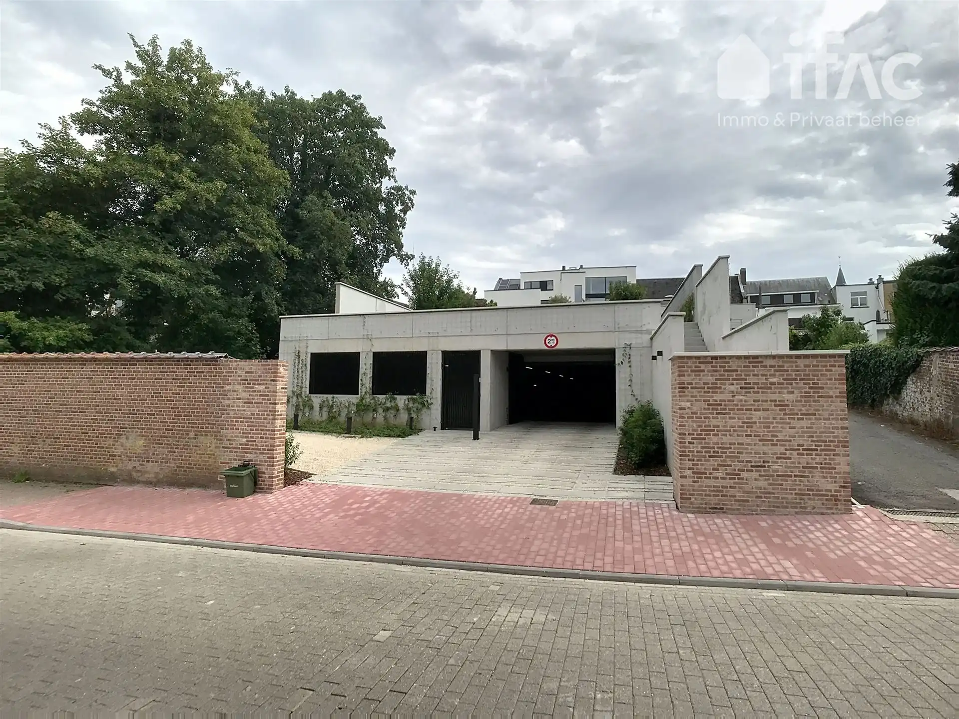 Binnenstaanplaats in kleinschalige parking foto 6