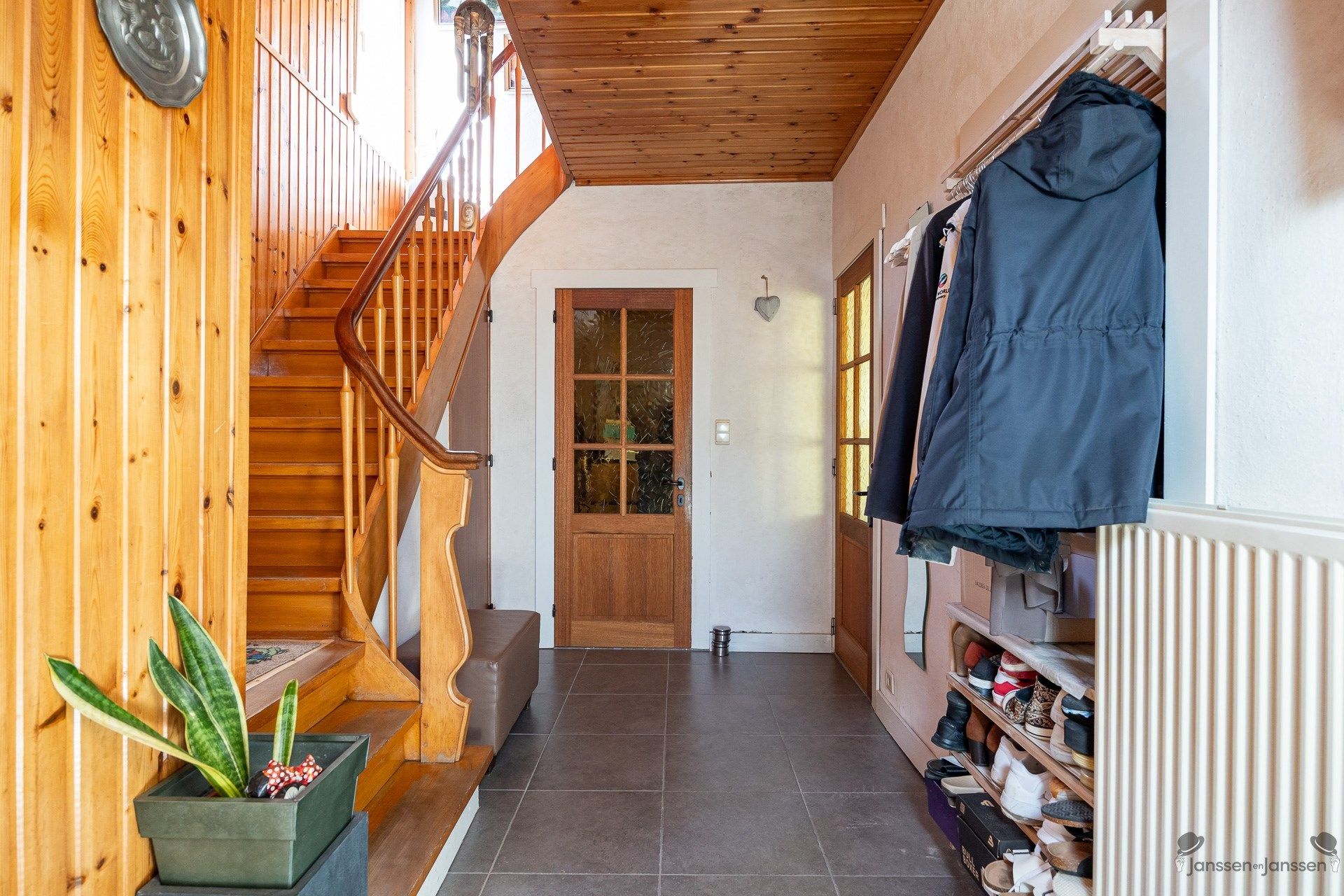 Ruime woning met bijgebouw op een perceel van 497m². foto 2