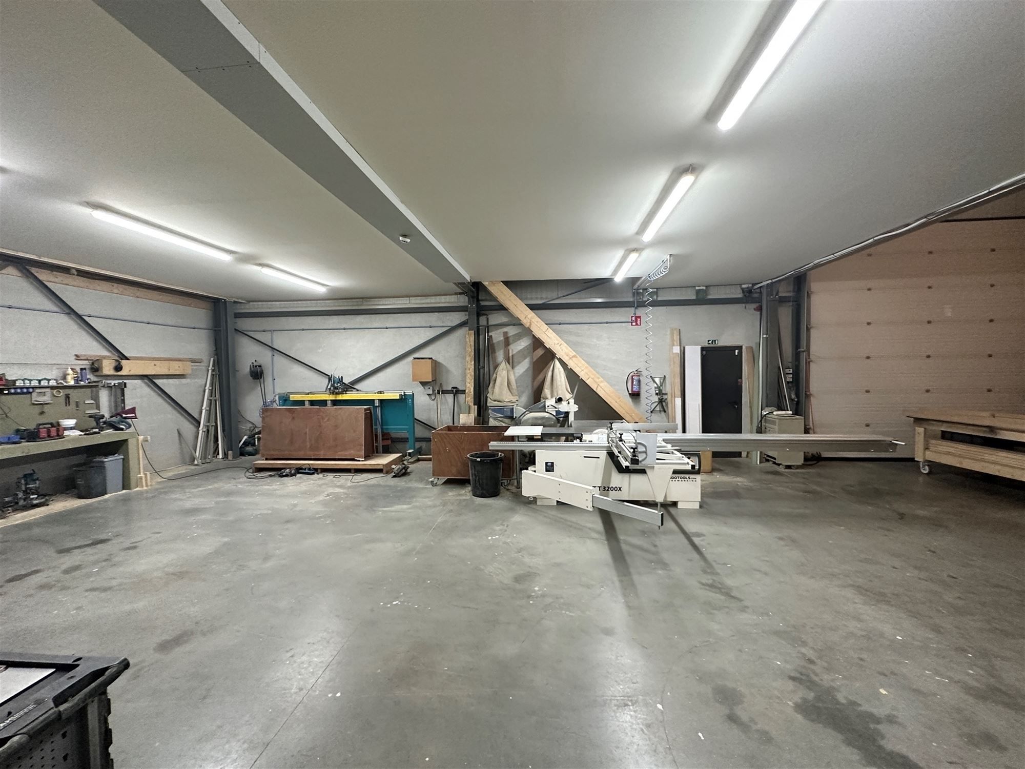 KMO-unit met kantoorruimte en toonzaal foto 18