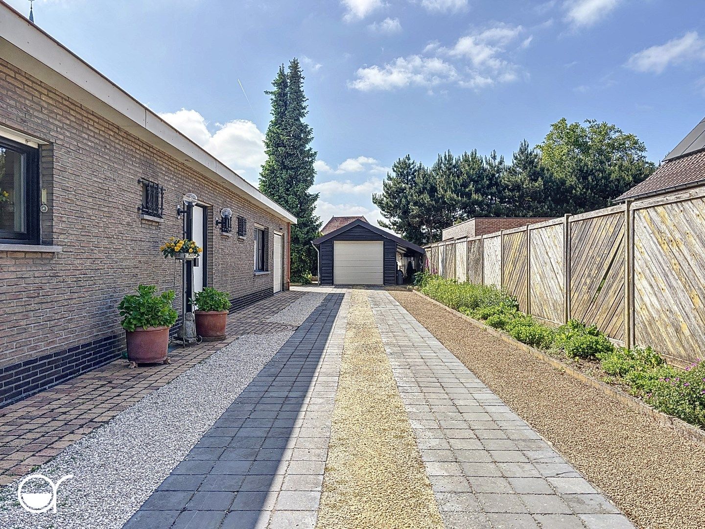 Rustig gelegen bungalow met tuin en 2 garages in Vosselare foto 2