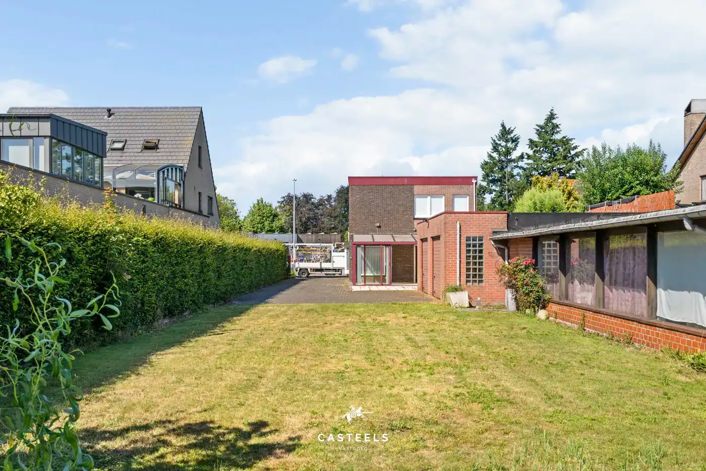 Woning met ruim werkatelier op 1.009 m² in centrum Lochristi foto 2