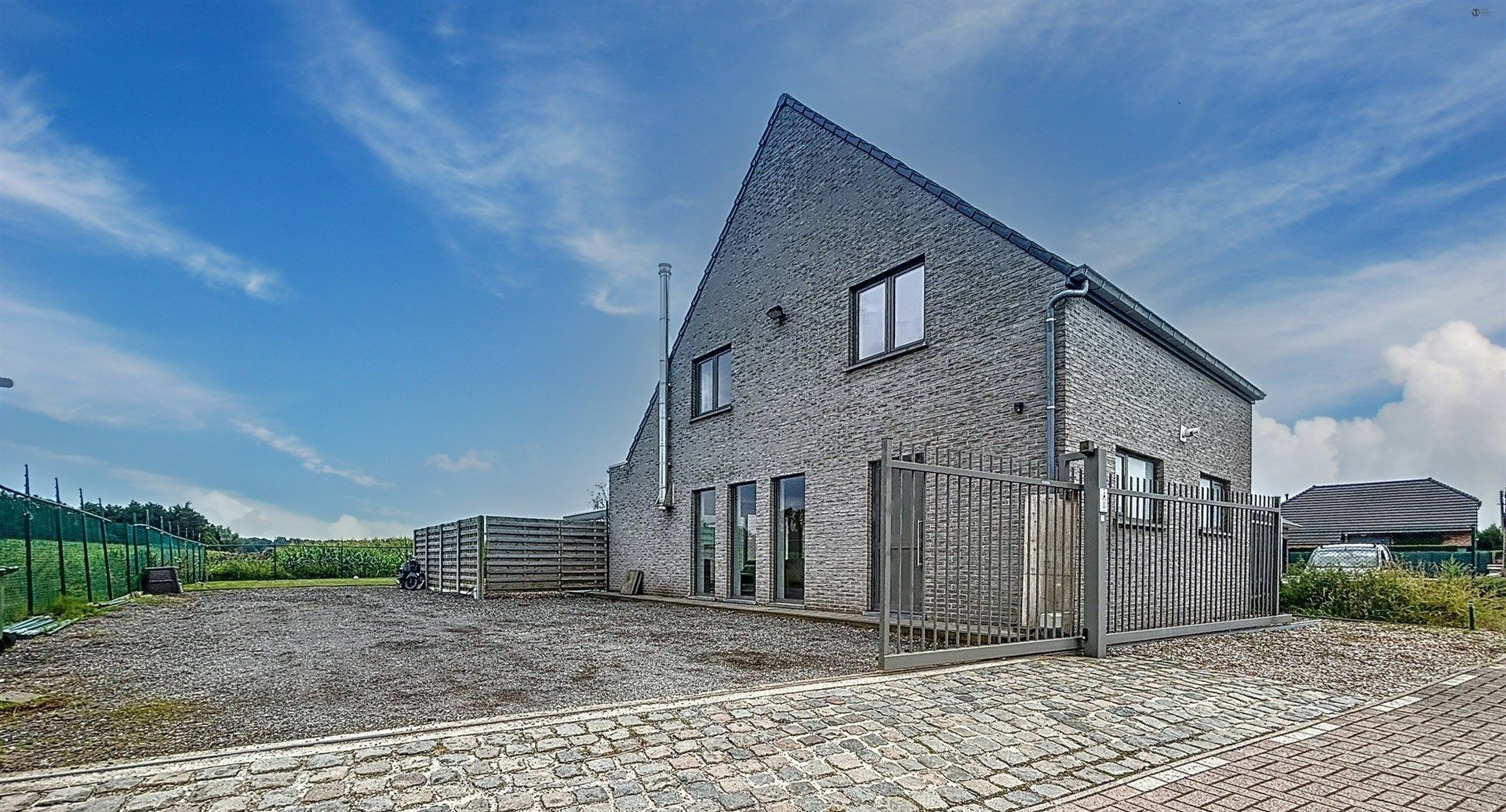 Ruime open bebouwing met 4 slaapkamers op perceel van 828 m²  op toplocatie. foto 1