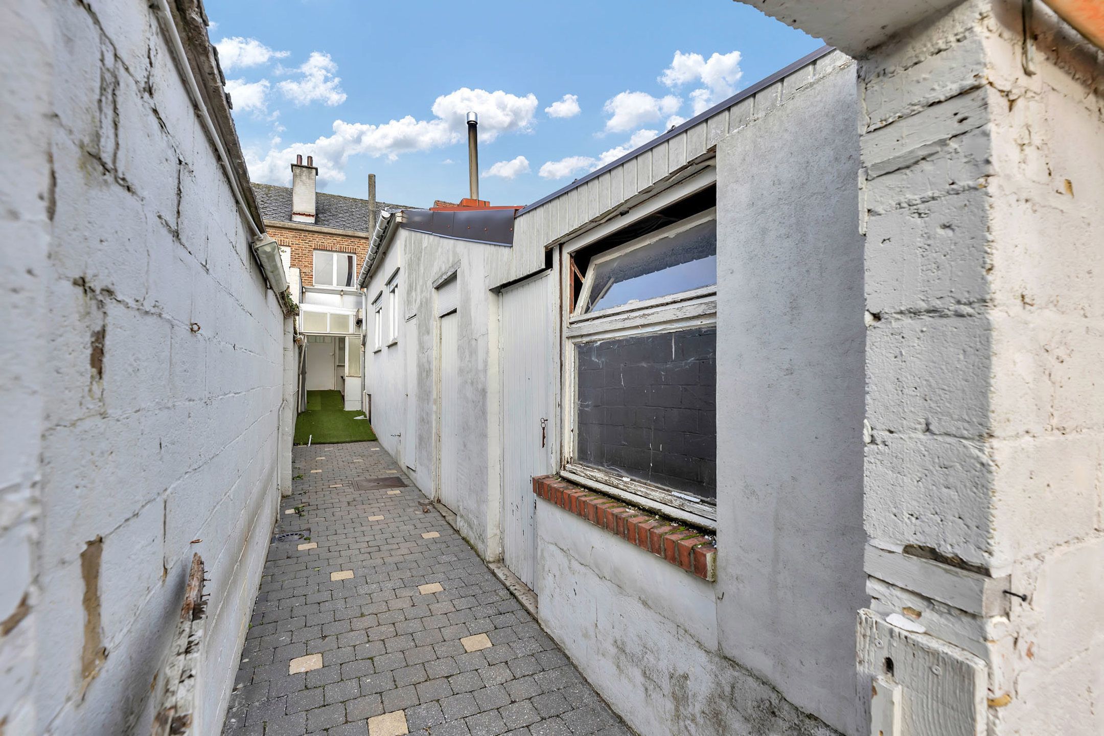 Ruime te renoveren woning op toplocatie foto 22