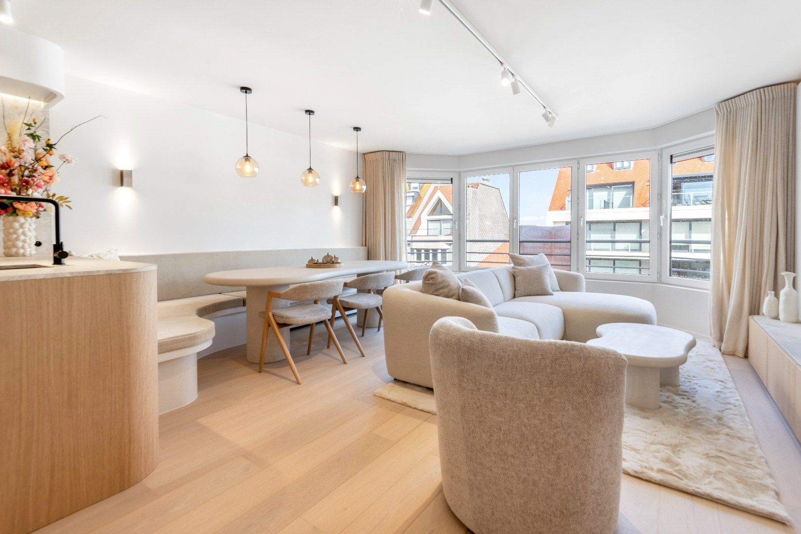 Luxueus vernieuwd appartement in het commercieel centrum op wandelafstand van de Zeedijk.   foto 2