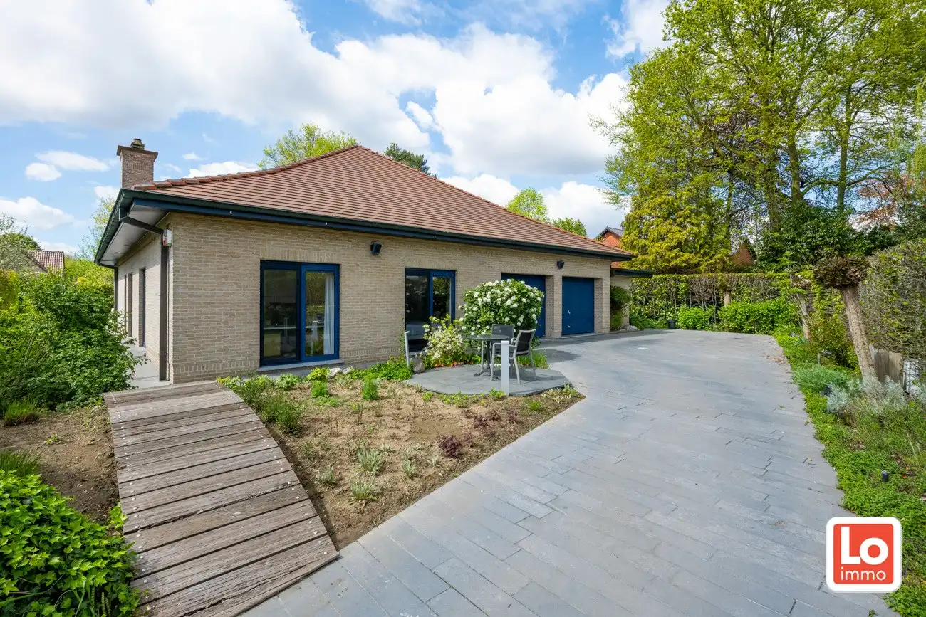 Instap klare open woning met inpandige dubbele garage én zwembad op een rustige locatie nabij het centrum van Zaffelare! foto 2