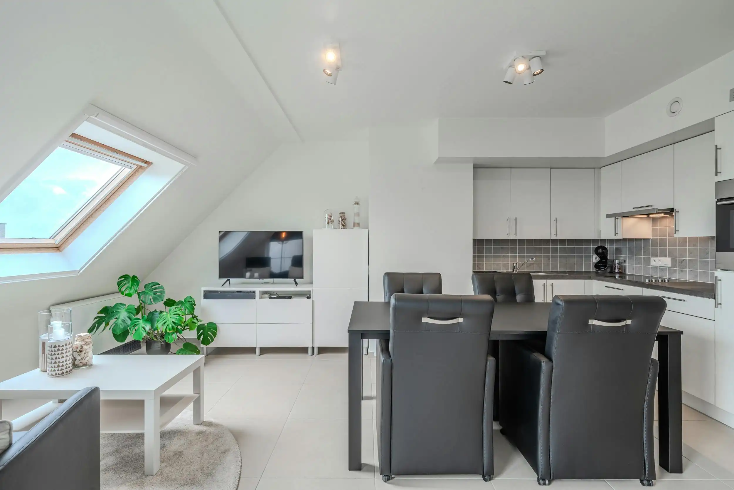 Recent éénslaapkamer appartement met terras vlakbij Zeedijk! foto 9