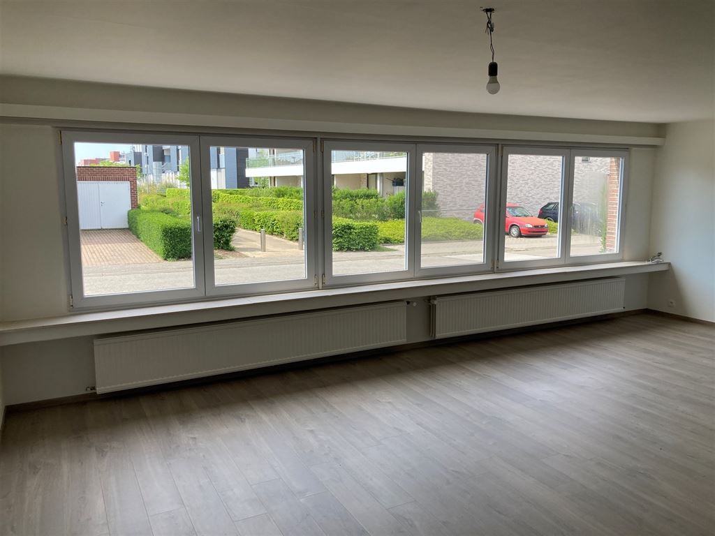 Prachtig gerenoveerd gelijkvloers appartement met 2 kamers foto 2