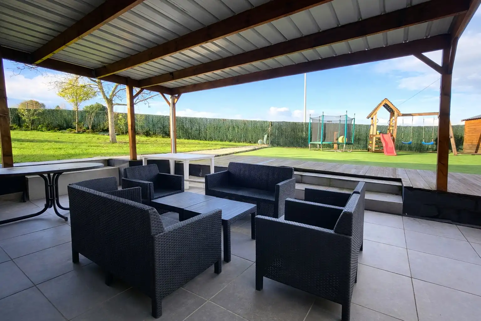 In het landelijke Roborst, een deelgemeente van Zwalm in de prachtige Vlaamse Ardennen, bevindt zich deze ruime en volledig gerenoveerde woning op een perceel van 1.143 m².  foto 6