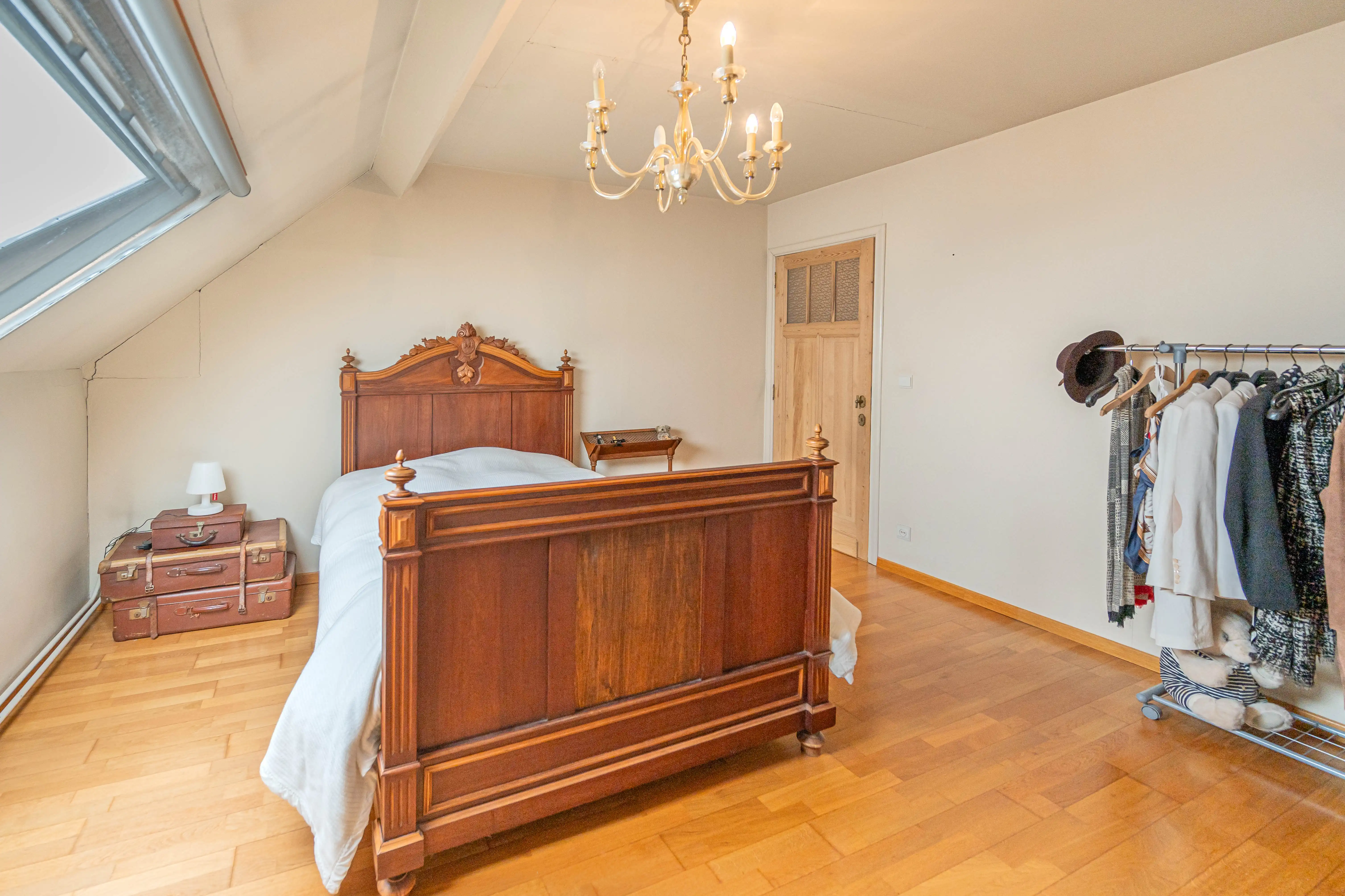 Ruime woning met 5 slaapkamers, inpandig magazijn en tuin foto 17
