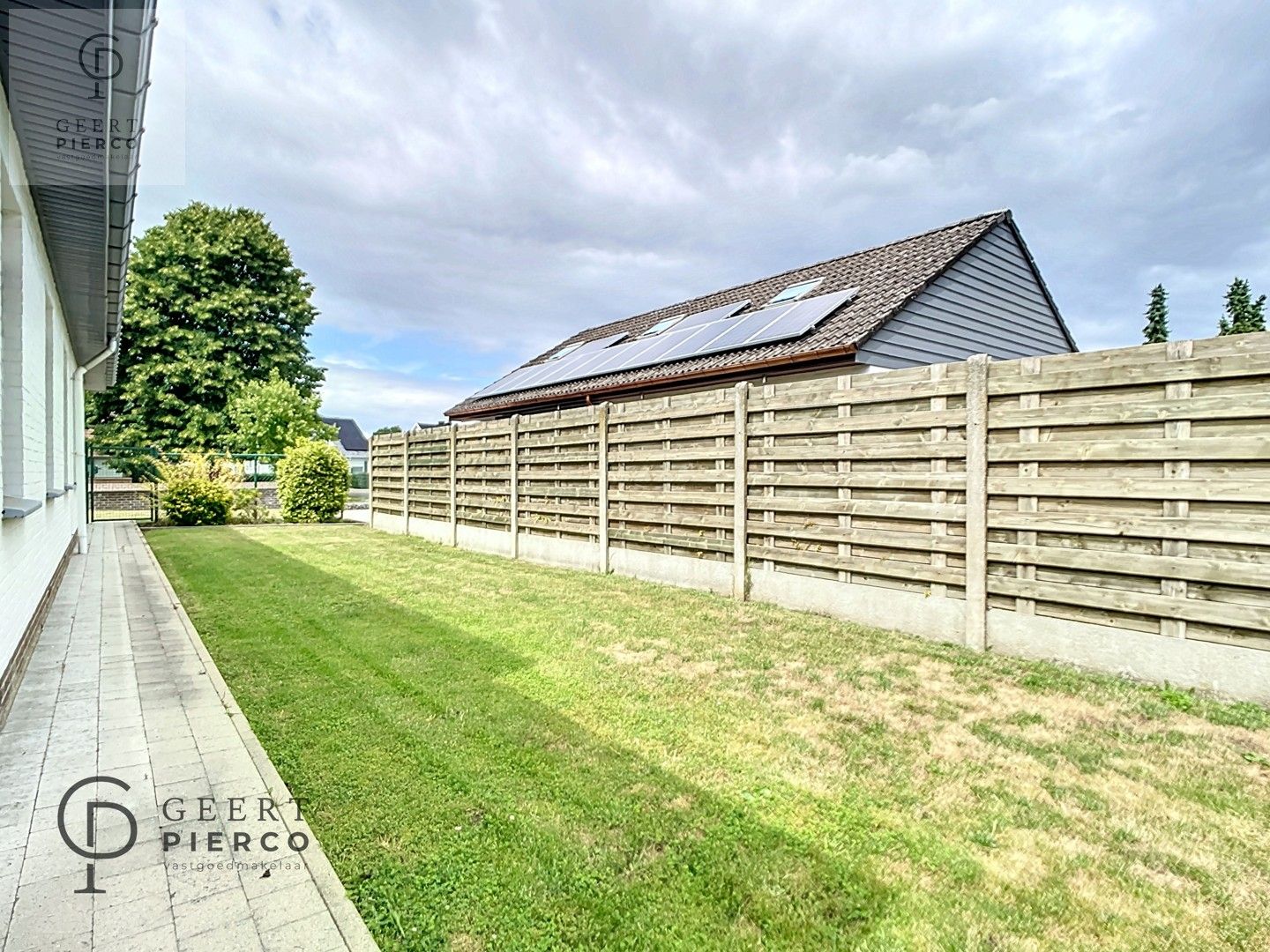 Deze ruime bungalow met vier slaapkamer, garage en tuin is gelegen aan de stadsrand van Landen. foto 19