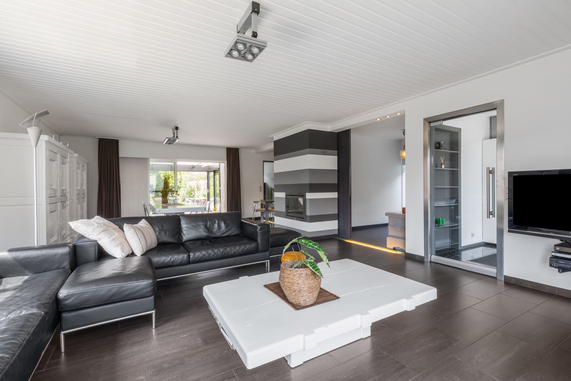 Charmante ruime woning (6 SLPK) met mooie tuin + vijver  foto 4