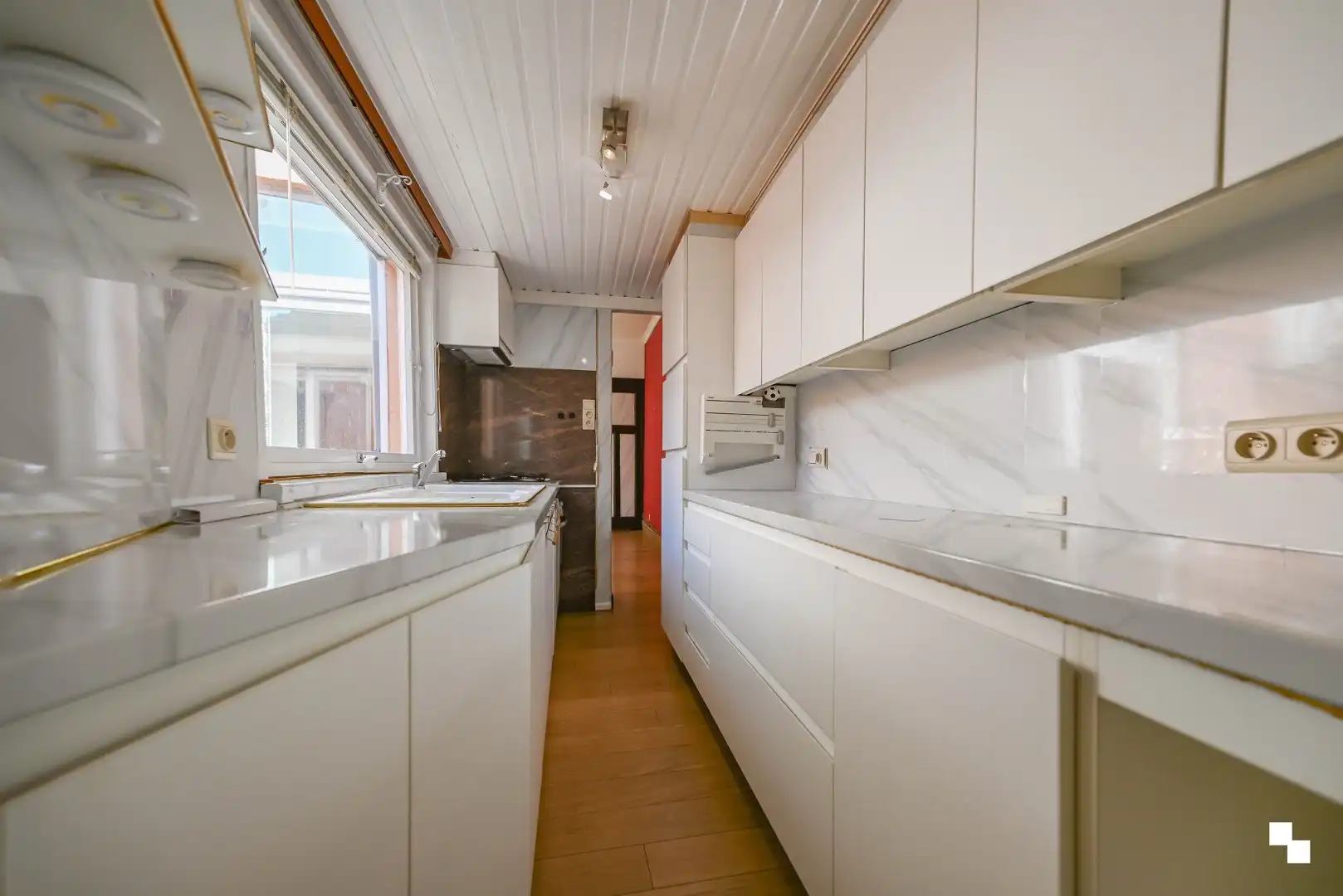 Knusse rijwoning nabij centrum Izegem foto 12