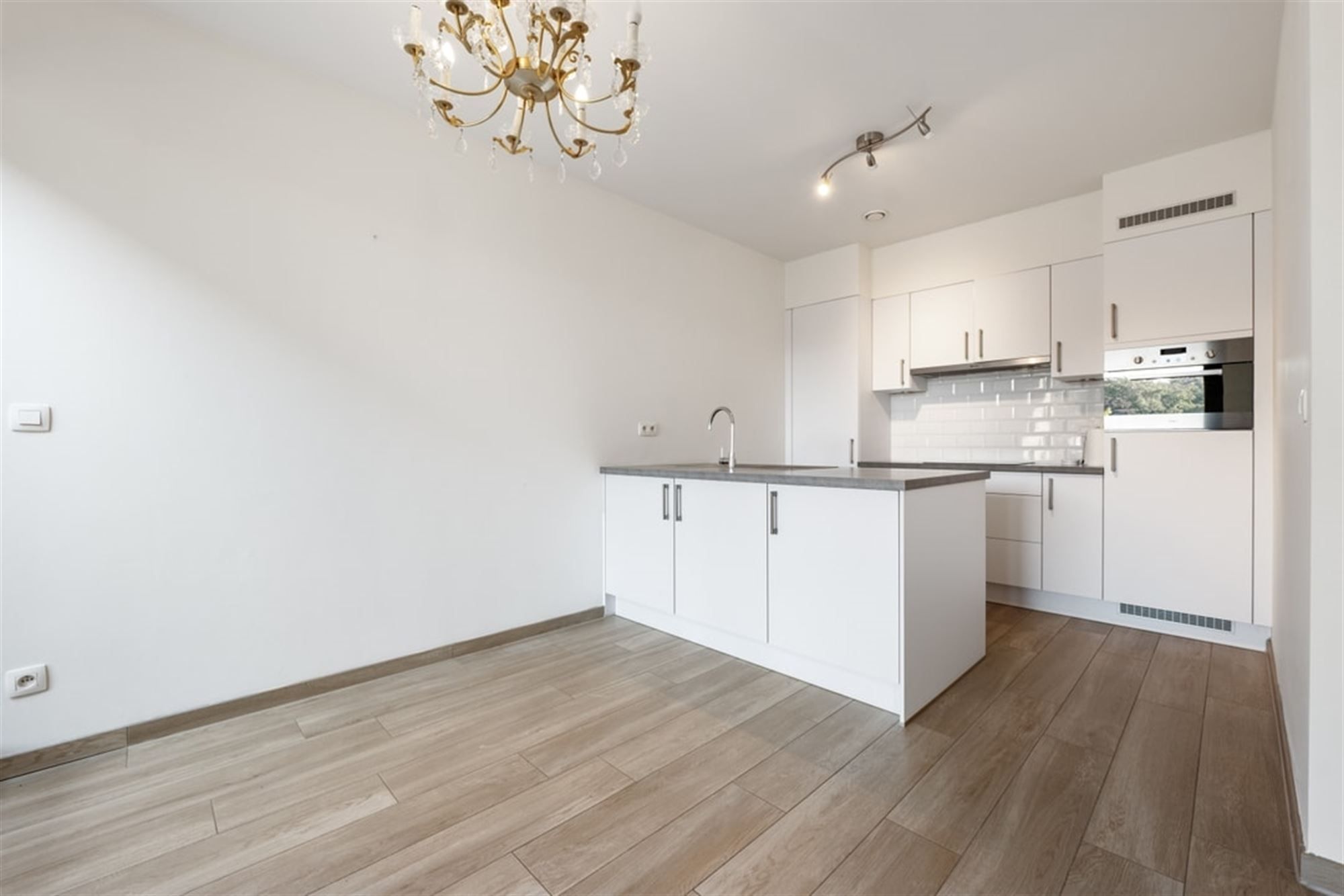 KNAP 1 SLK APPARTEMENT MET RUIM TERRAS OP CENTRALE LIGGING IN SINT-TRUIDEN  foto 12