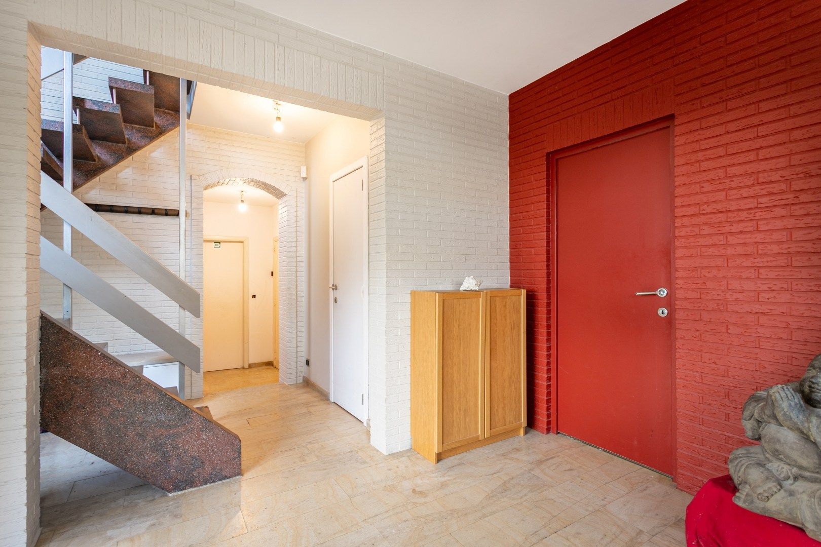 Solide woning met 6 slaapkamers, tuin en garage  foto 2