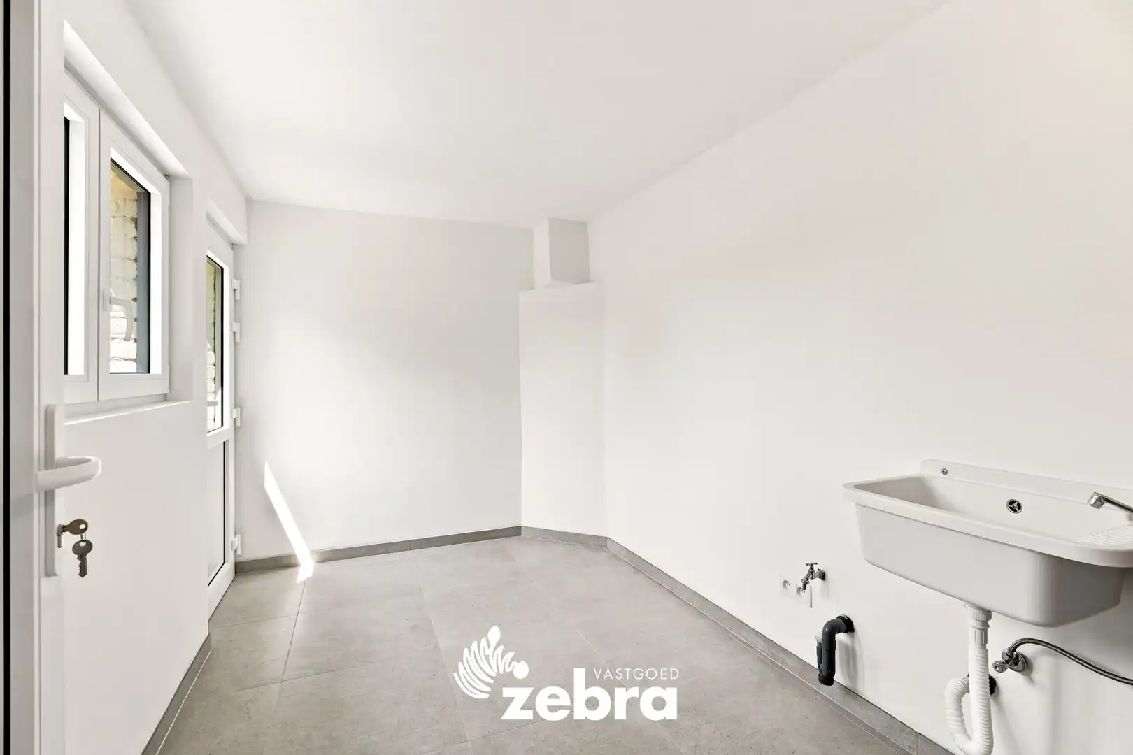 Gerenoveerde woning met uitweg op een rustige ligging in Izegem! foto 10