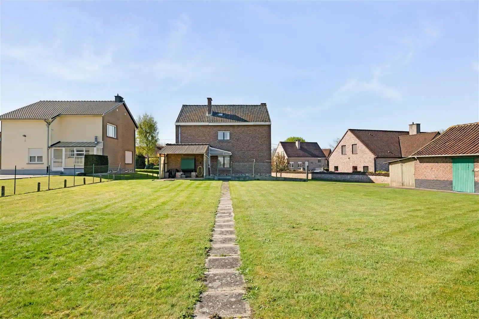 Op te frissen 4 gevelwoning met tuin op 10are92 met prachtig zicht over weilanden foto 2