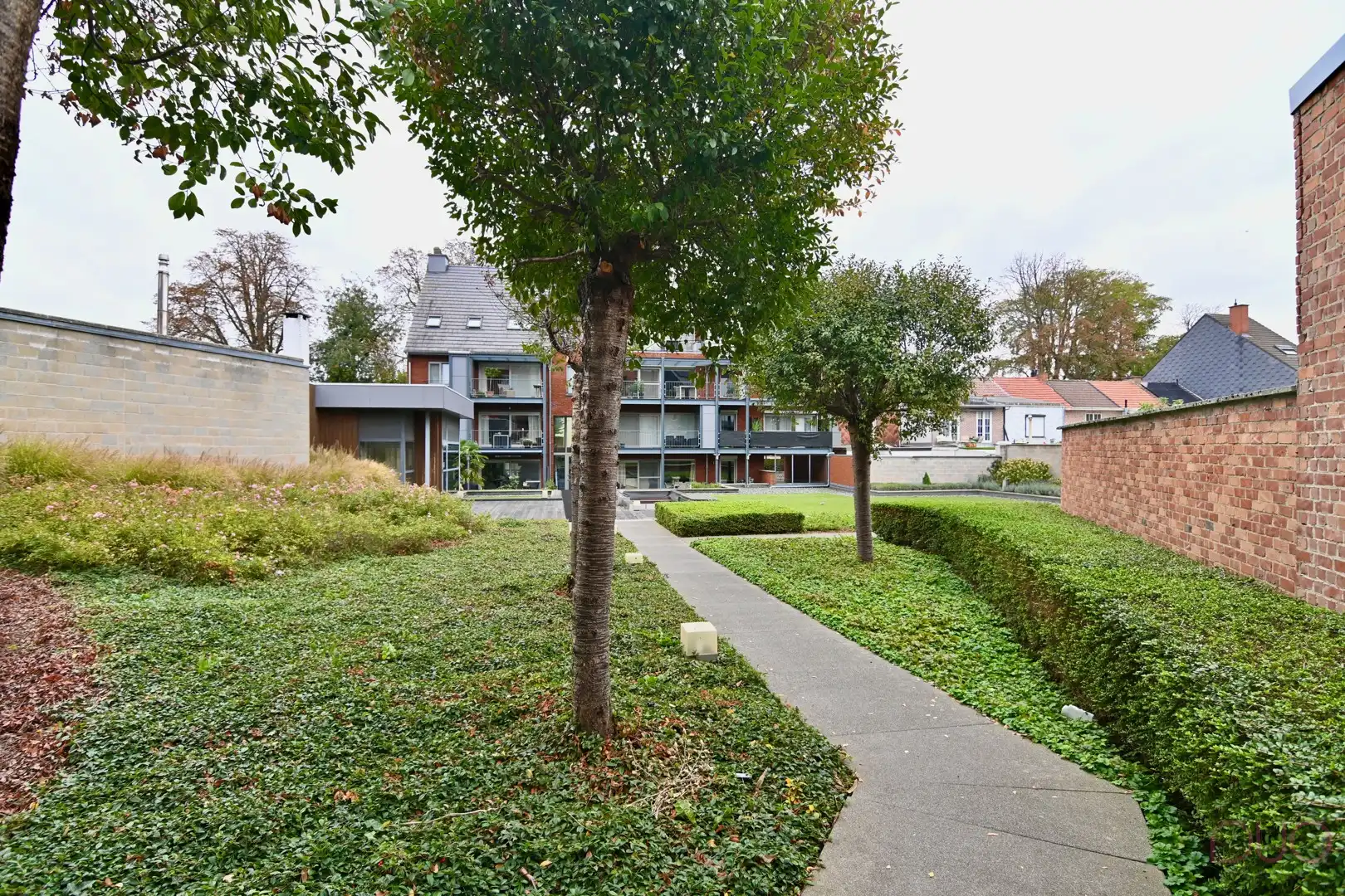 Modern appartement met twee slaapkamers en autostaanplaats foto 16