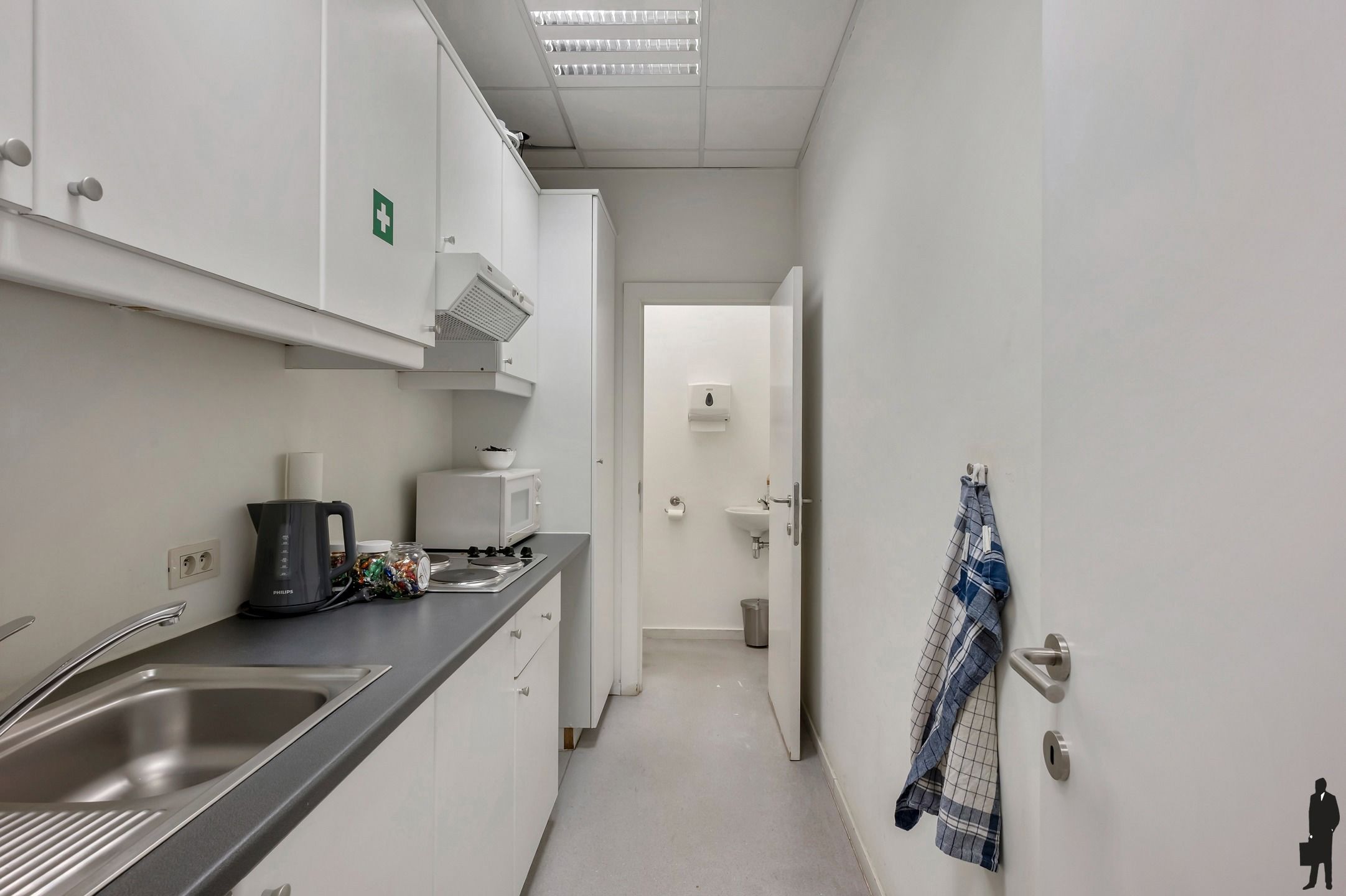 Handelspand/kantoorruimte ca. 228m² met twee staanplaatsen foto 13