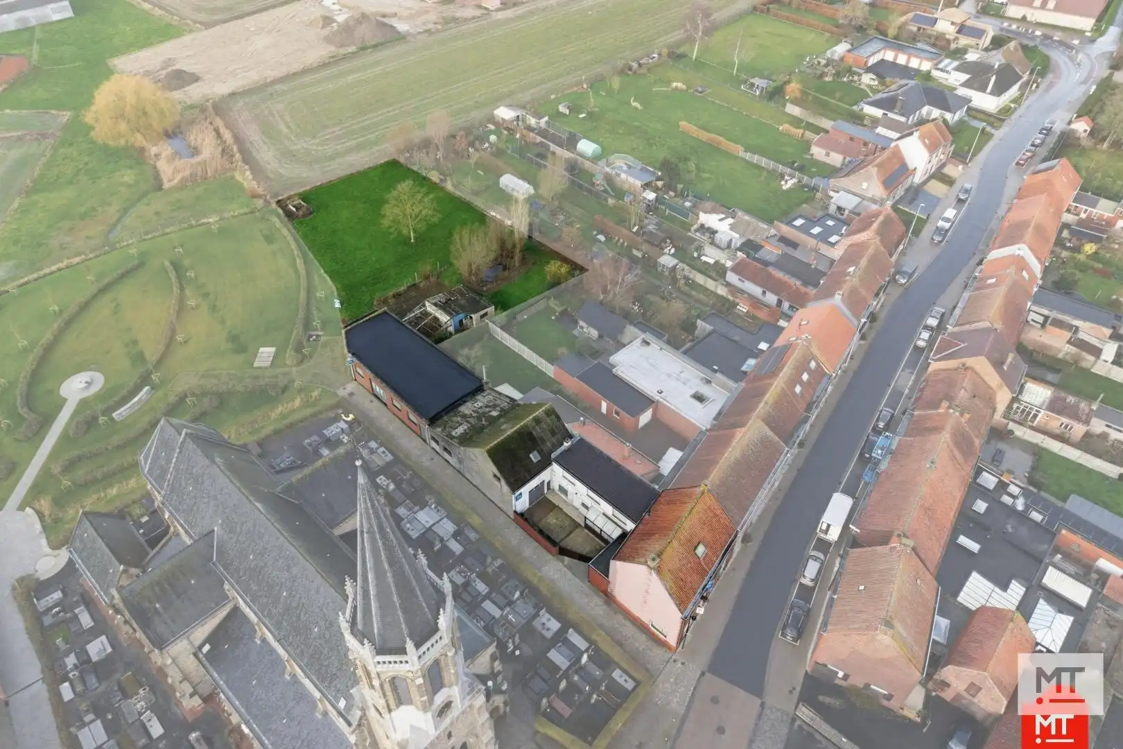 Hoofdfoto van de publicatie: Bijzonder ruim gebouw met magazijn in de dorpskern van Zandvoorde (Zonnebeke)