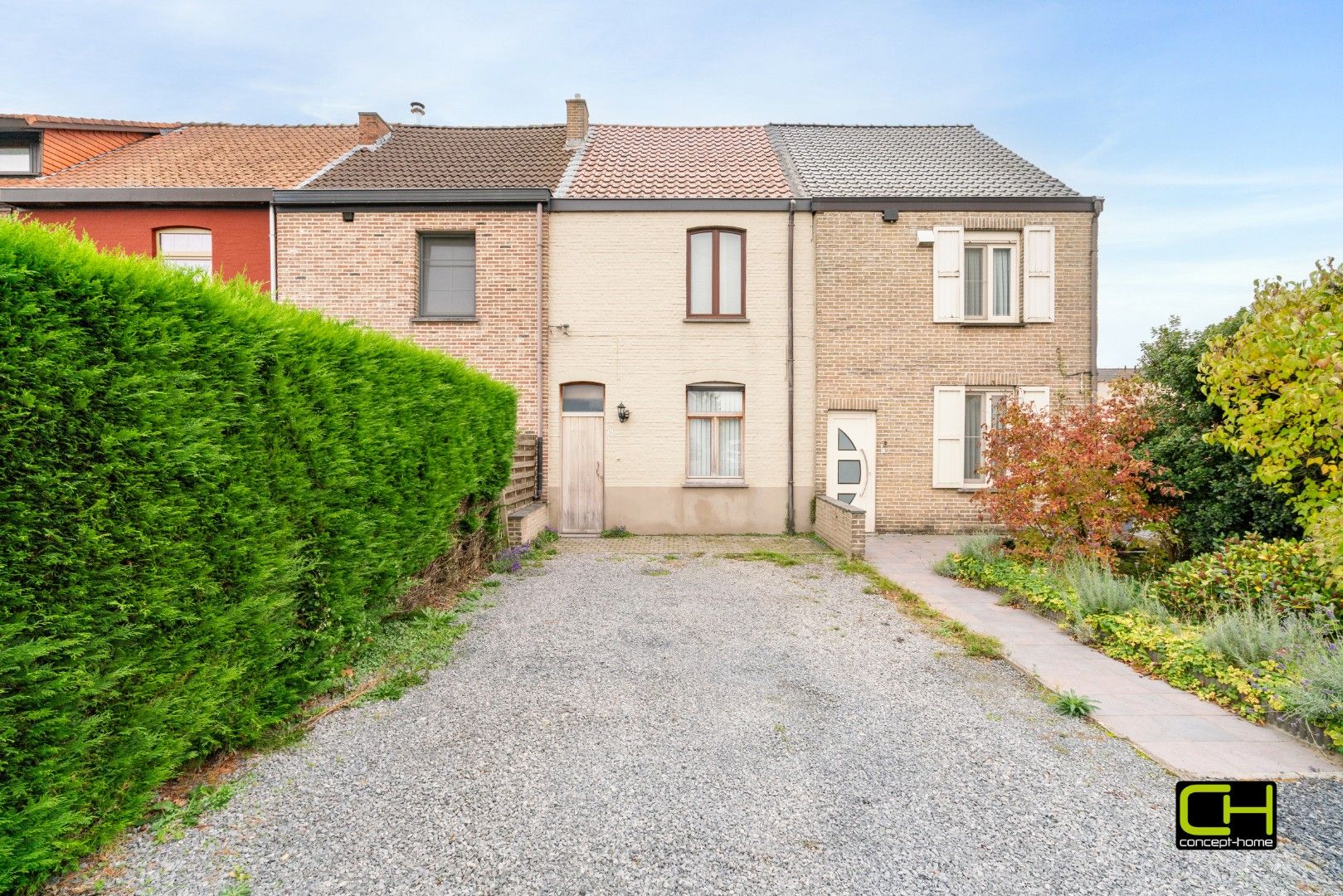 Hoofdfoto van de publicatie: Te renoveren woning met ruime tuin te koop in Lievegem