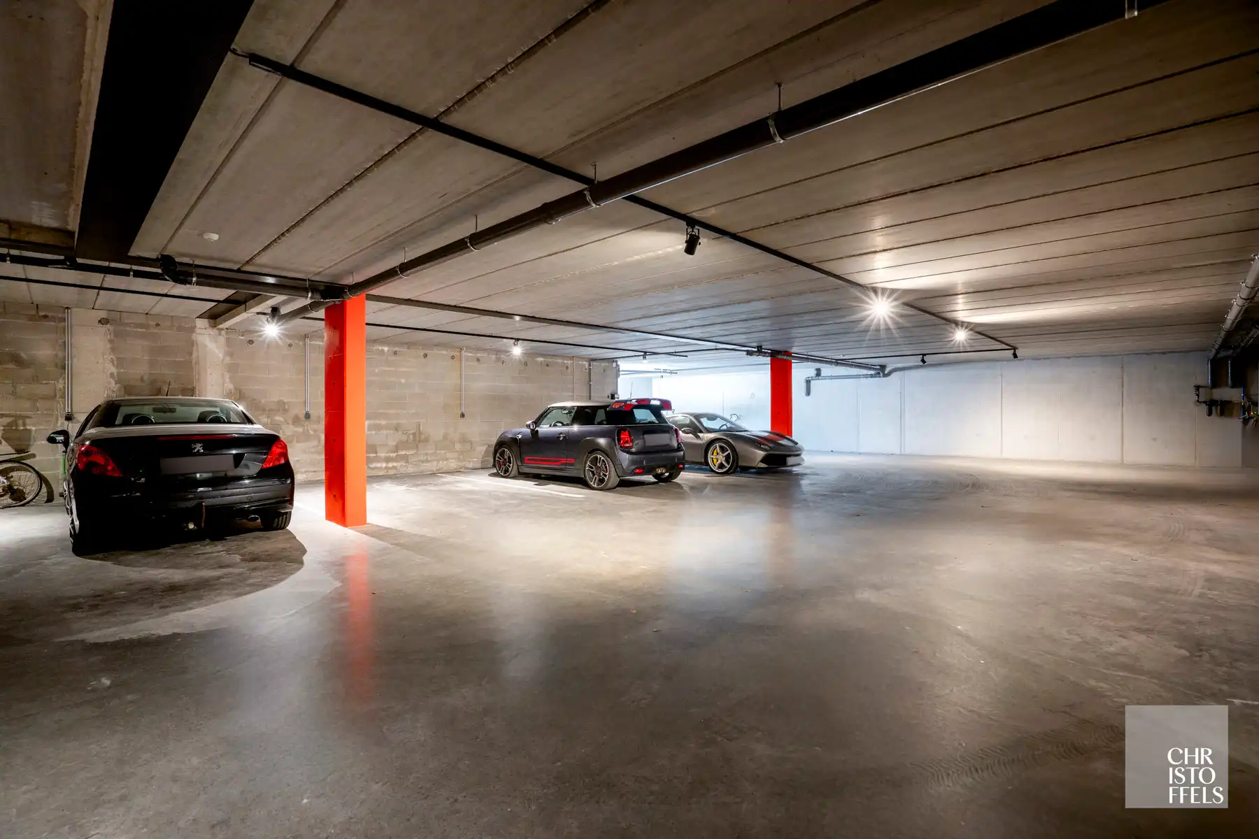 Multifunctioneel gebouw met 2 wooneenheden, kantoor en showroom op een perceel van 2.074 m²! foto 8
