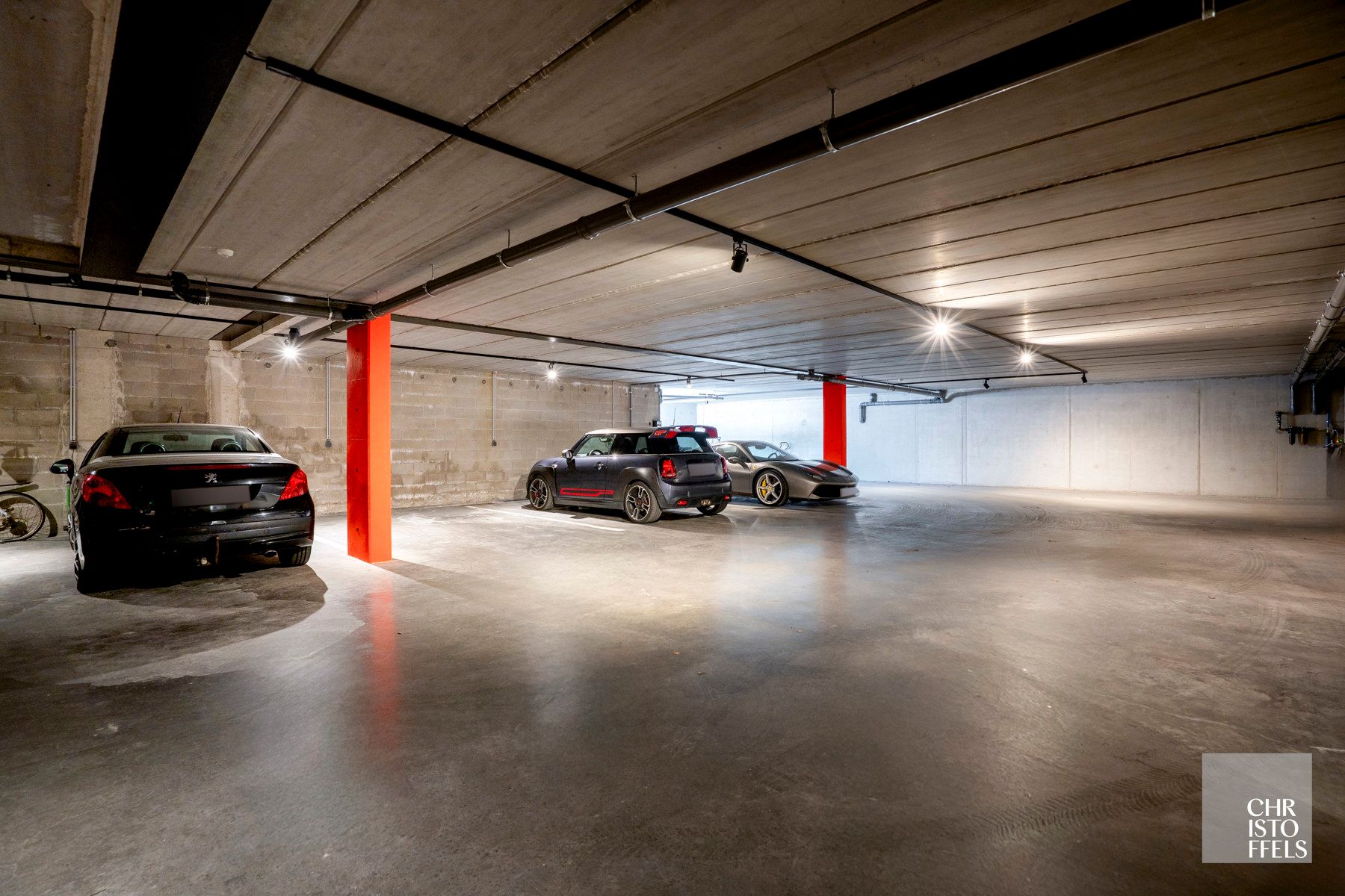 Multifunctioneel gebouw met 2 wooneenheden, kantoor en showroom op een perceel van 2.074 m²! foto 8