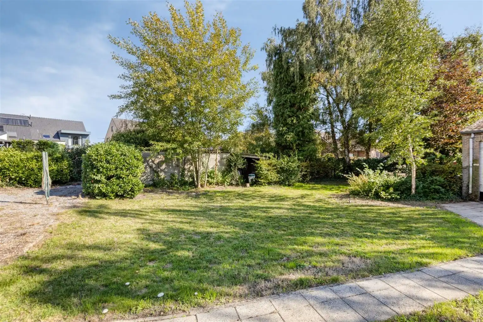 Vrijstaande woning met 3 slaapkamers, ruime tuin en garages op een riant perceel van 9a18ca, rustig gelegen nabij het centrum van Maaseik.  foto 24