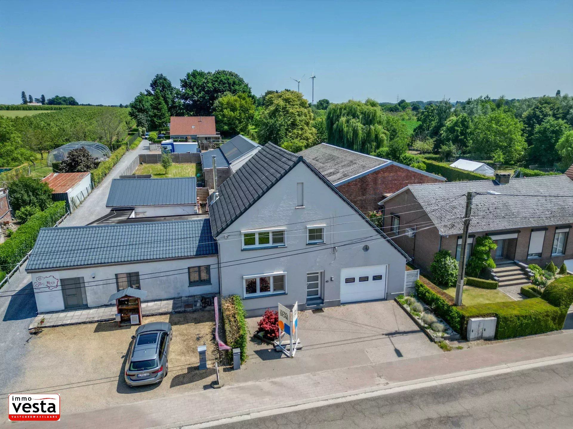 Ruime , landelijk gelegen woning met loods foto 2