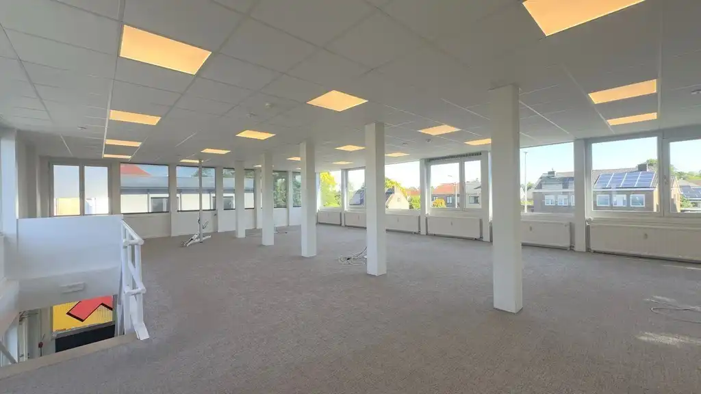 Instapklaar kantoor te huur vlakbij R4 en E40 in Drongen foto 9
