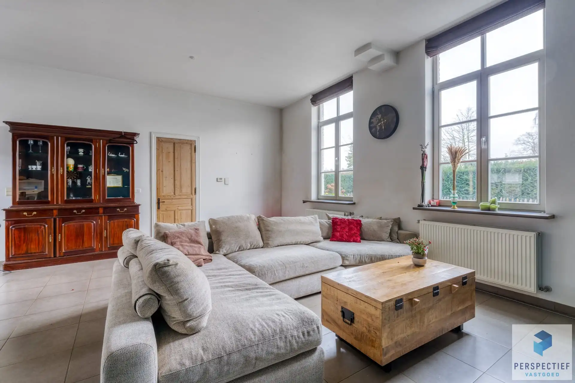 Ruime gerenoveerde woning met tuin & 2 privatieve autostaanplaatsen foto 2