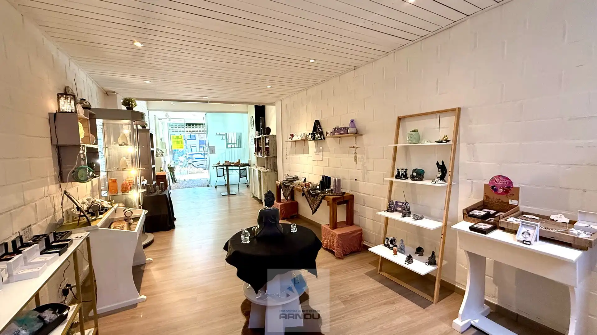 Commercieel gelegen handelsruimte met mooie etalage foto 7