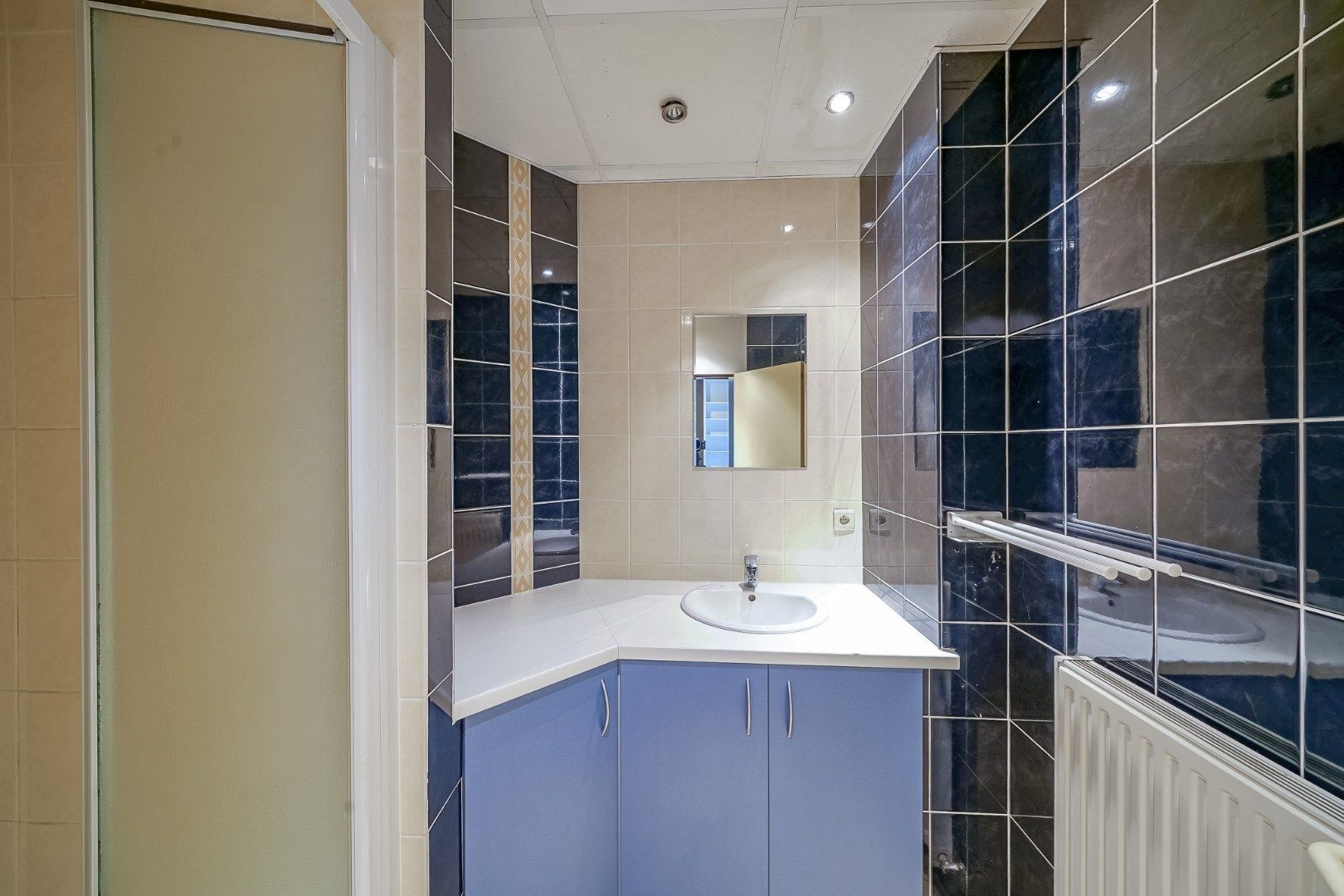 Winkelruimte met magazijn en woonst te Oostende foto 41