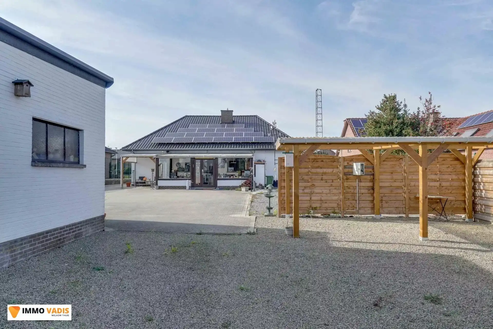 Te koop op lijfrente - Comfortabele villa met drie slaapkamers, twee garages en een magazijn. foto 25