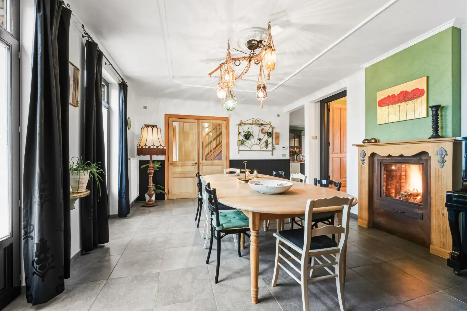 Charmante woning met o.a. 5 kamers en bureau foto 3