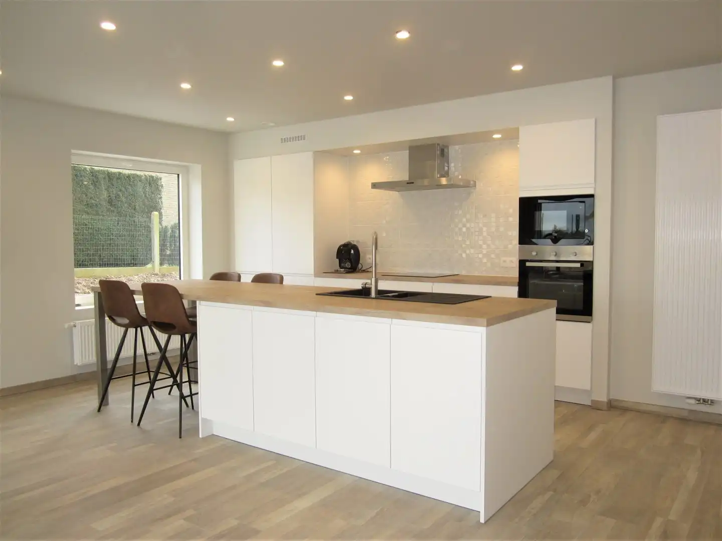 Prachtig nieuwbouw gelijkvloers appartement van 120m² met zuidgericht terras v 54m², tuin, 6 zonnepanelen en twee staanplaatsen. Toegankelijk met rolstoel. Aanrader! foto 8