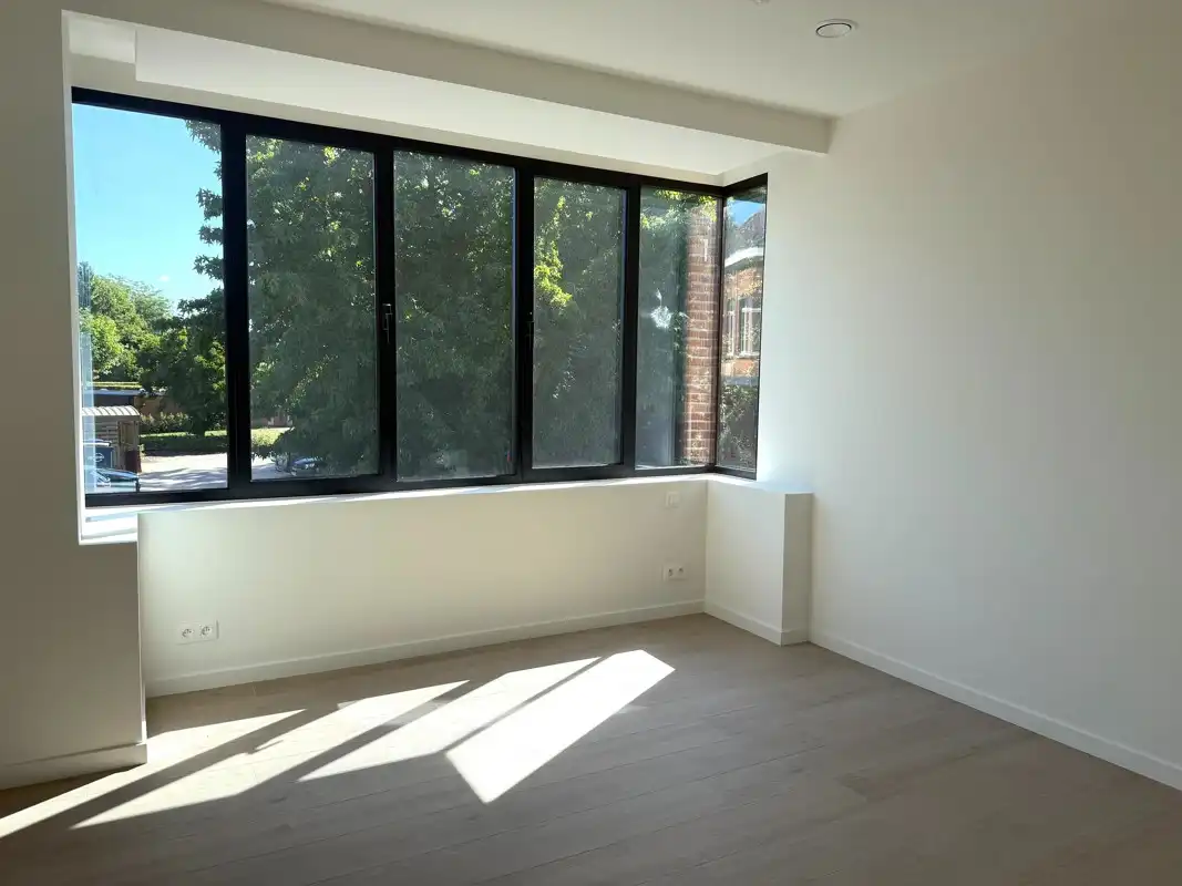 Instapklaar nieuwbouwappartement met 2 slaapkamers, heerlijke lichtinval & zalig terras - ondergrondse parking + berging. foto 6