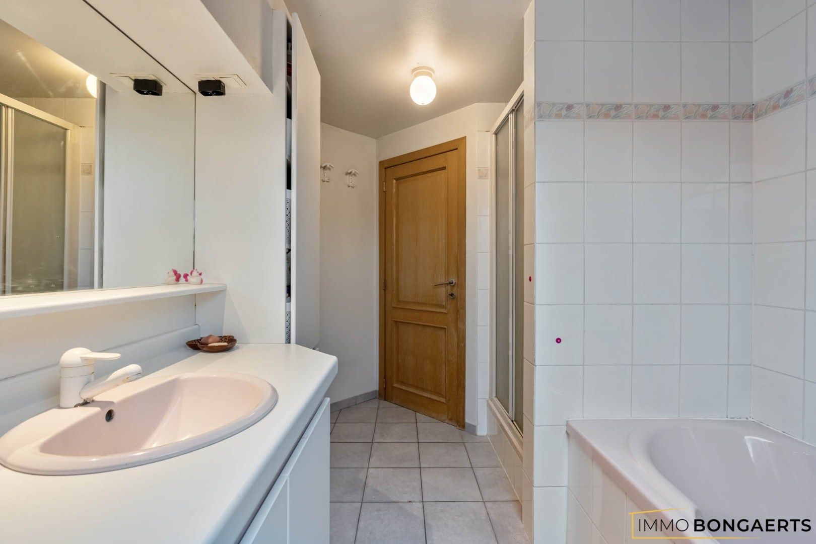 Ruime woning met 5 slaapkamers foto 12