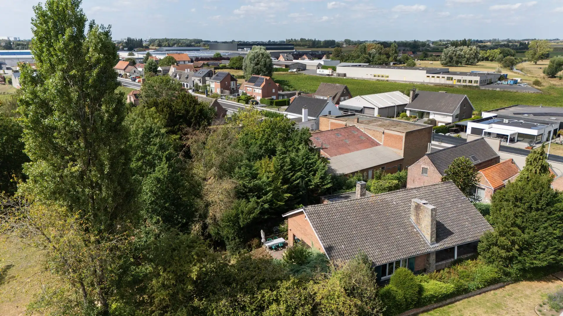 Charmante, op te knappen, statige villa met 3 slaapkamers en garage op een ruim perceel gelegen in het groen TE KOOP in Wielsbeke. foto 35