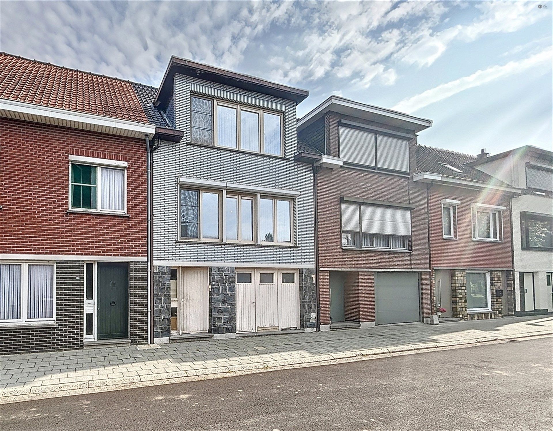 Gezellige bel-etage woning met 3 slaapkamers en zeer ruime garage foto 2